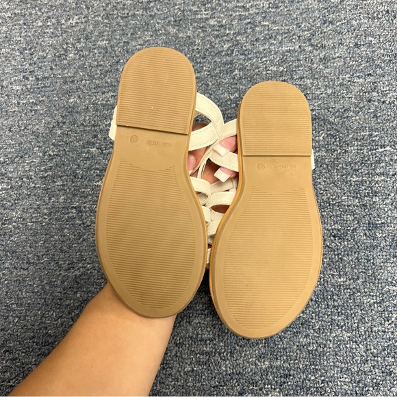 Carter’s Little Girls White Floral Sandals - Picture 2 of 2